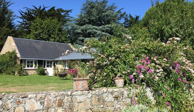 House and garden close to beaches, fully equipped, comfortable at any season.