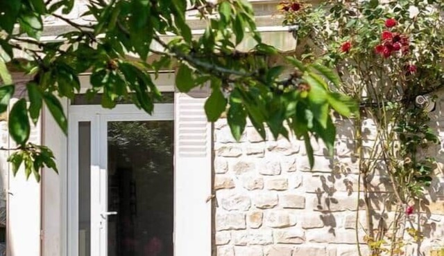 House and garden in the center of Milly-la-Forêt