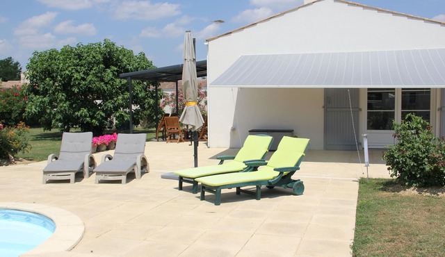 House and PRIVATE heated swimming pool, completely enclosed by walls Pets