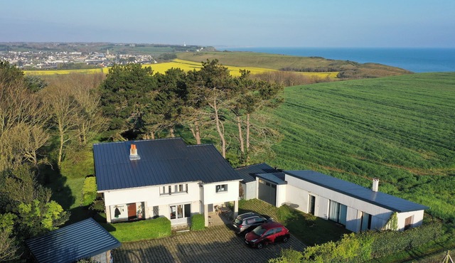House and workshop on a cliff in a protected site with unique sea view