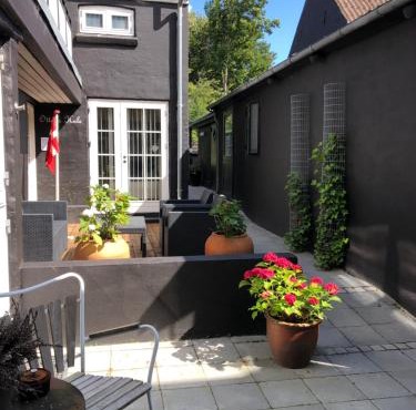 House apartment i the back house - Free parking and coziness