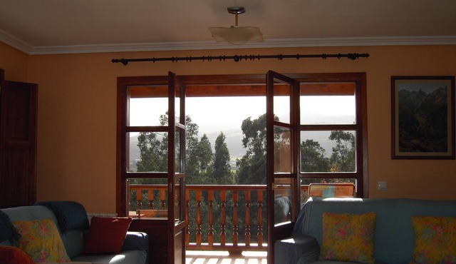 House-apts La Arboleda 12 + 4 pax/3,5 Km. beach La Franca, near Europa peaks