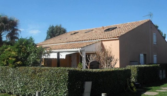 house at the domaine du lac in méze