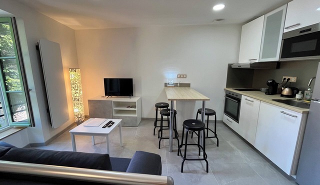 House at the foot of the castle + private parking