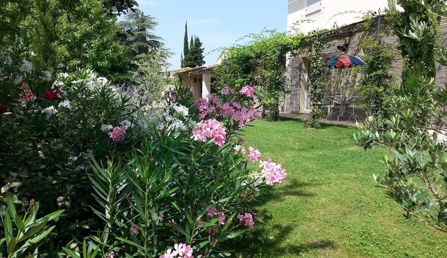 House at the foot of the Luberon, near Lourmarin, 40min. secure with swimming pool