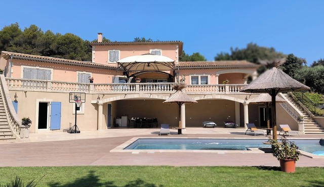 House at the foot of the Luberon with swimming pool 5 minutes from the village of Lourmarin,