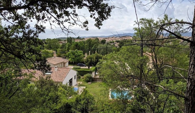 House at the foot of the Luberon 160 m2 at the edge of the forest with swimming pool