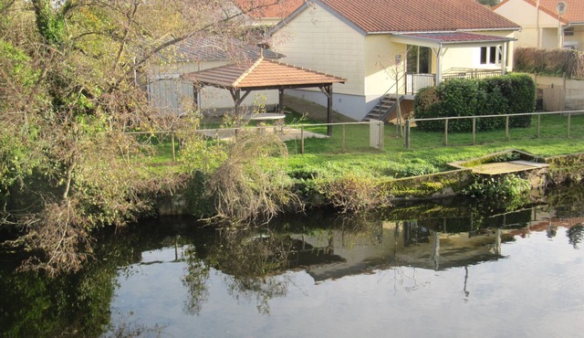 house by the river Terrace in front and behind.