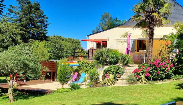 HOUSE BETWEEN COUNTRYSIDE AND SEA