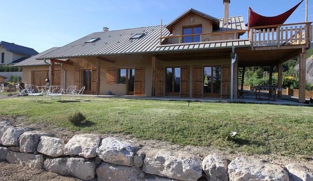 House between lake and mountains, close to resorts