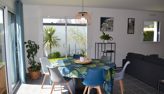 House between land and sea, 10 minutes' walk from the beach and GR34.