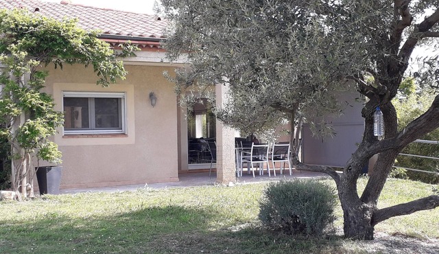 House between sea, pool and garrigue