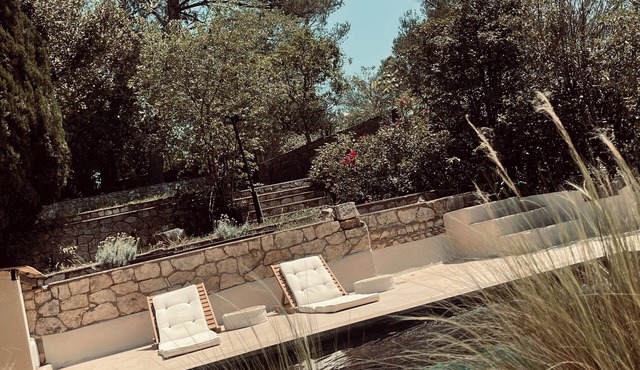 House between town and garrigue