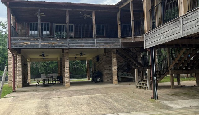 House/Boat house on the river! Boat lift and boat ramp, sun deck, ice machine