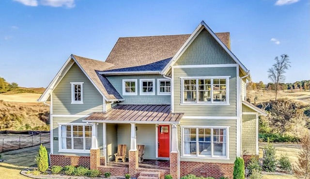 House Built For Groups - 4 Suites, 8 Beds, 5 TV's!