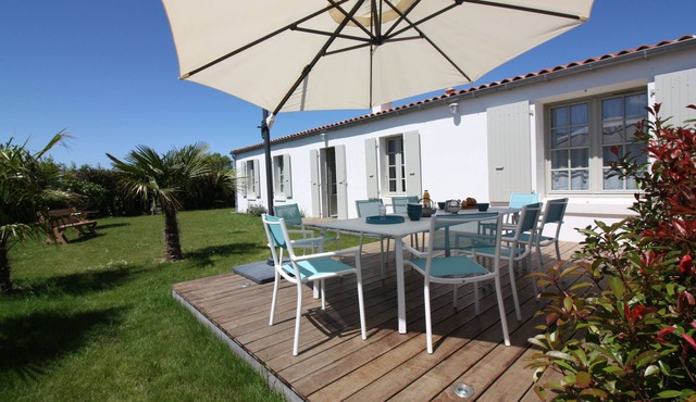 House Bungalow 8p. any comfort near center and beaches, closed garden. St Denis