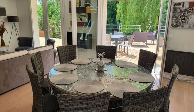 House by the river with WIFI