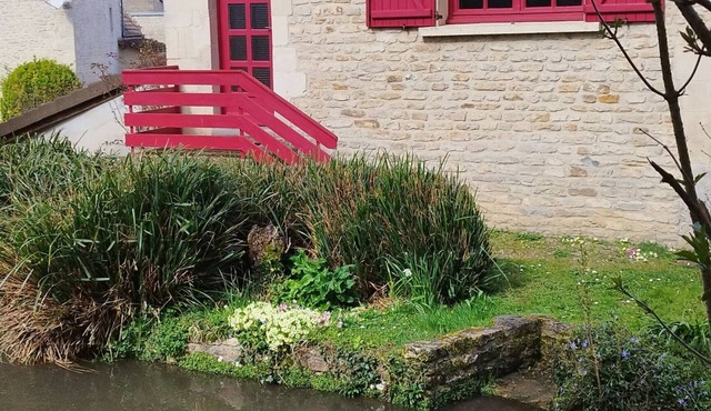 House by the river, 12 kms from the sea, shops, 10 km from Caen