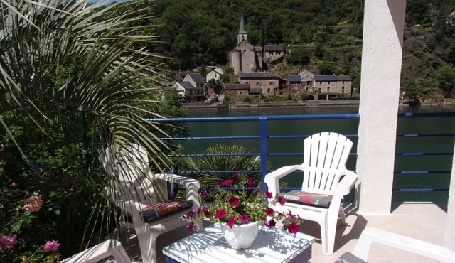 house by the riverside, sleeps up to 4