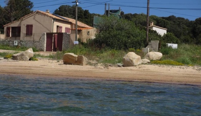 house by the water in the gulf of santa Manza 6 km from Bonifacio and