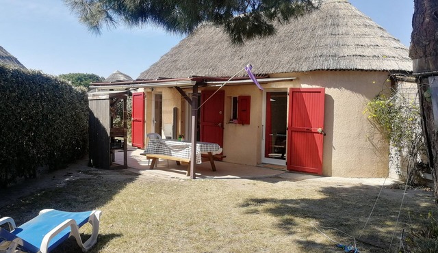 House by the water, large garden WIFI and pool Le Barcarès