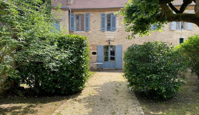 House center town, perigord noir, close to shops, quiet, garden