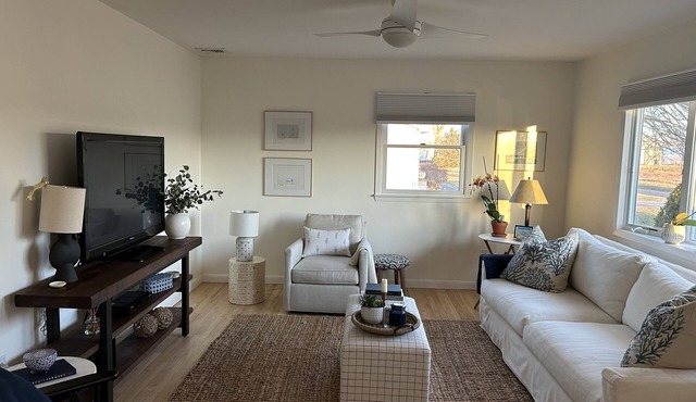 House central to North Fork wineries restaurants + beaches. Walk to town.