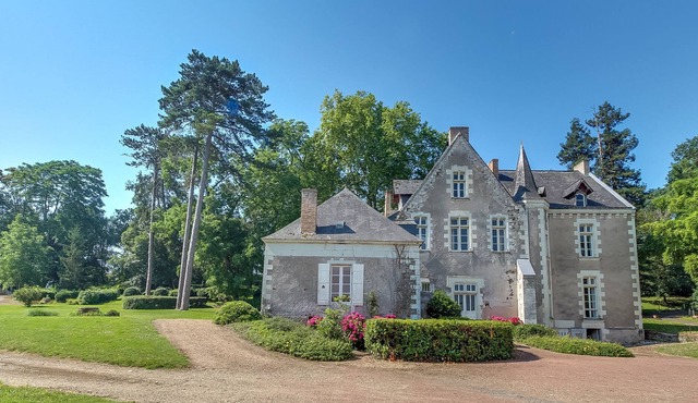 House "Château de La Déablère" with private swimming pool and Wi-Fi