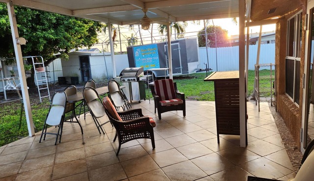 House close to shopping and more-18 minutes to airport-25 minutes to beaches.