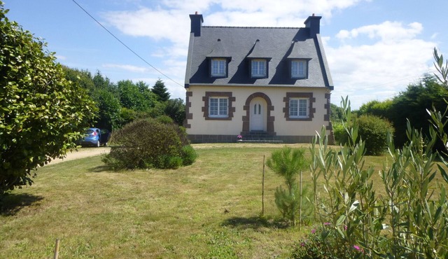 House completely renovated and modernized this year on the Côte de Granit Rose
