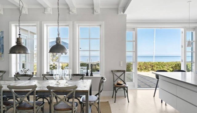 House directly by the sea. A lovely house for the whole family.