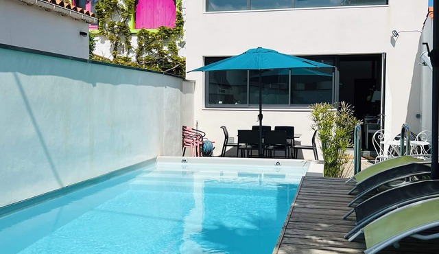 House Downtown, beach 350 m, heated pool