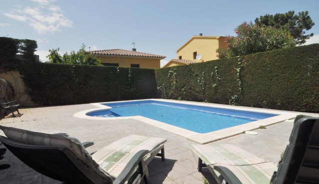 House en a quiet area with wifi and private pool
