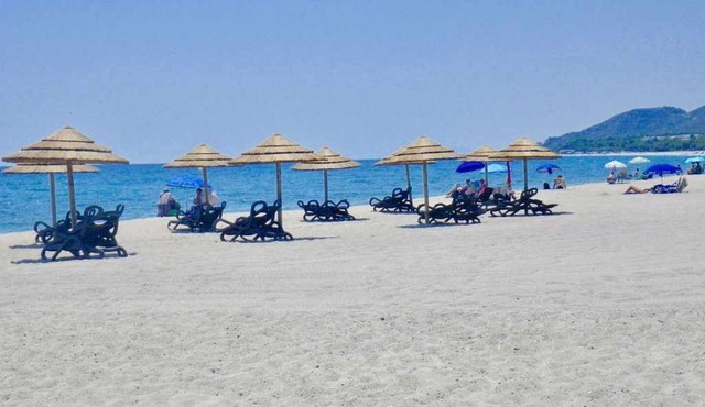 House 40m from the beach, walk to amenities. Port Aventura at 18 minutes.