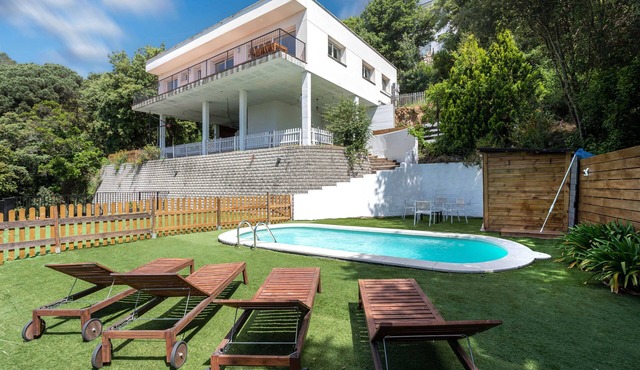 House with swimming pool and sea view