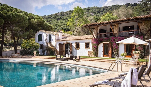 House with pool, 20.000 m2 garden, ping-pong close to the beach for 18 people