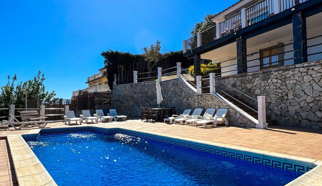 House for 10 people with private pool, barbecue and free Wi-Fi
