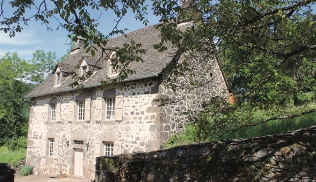 House facing the mountain - Mauriac & Puy Mary - Cantal - sleeps 6 to 8