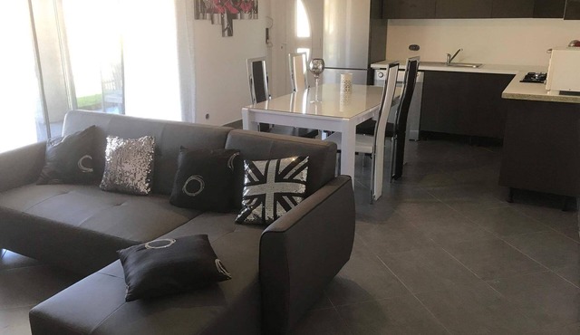 House f3 for rent by the week