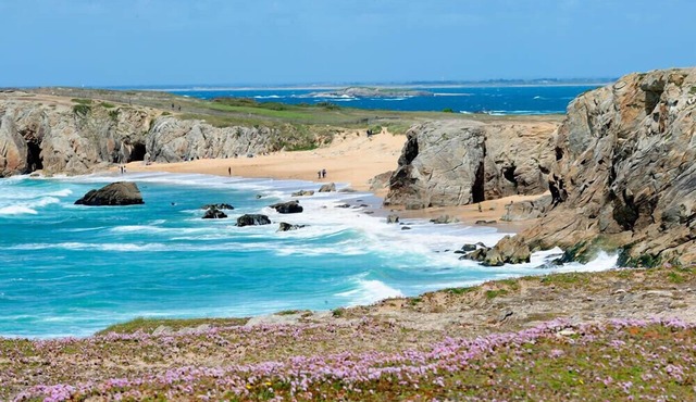 House facing the sea, foot in the water, breathtaking sea view, beach 10 meters.