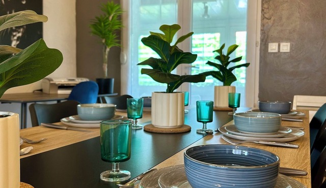 House facing Palestra: veranda & enclosed garden. Pets welcome!