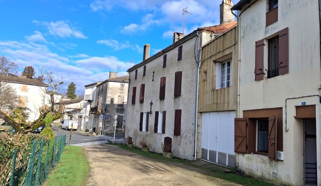 House facing the Dropt valley and 3 minutes from the market and shops.