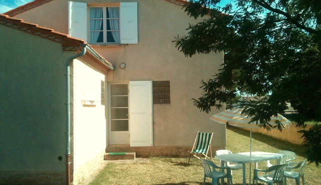 House floor with private garden and barbecue