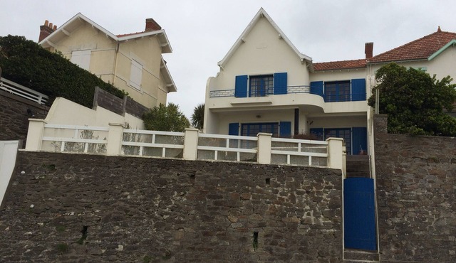 HOUSE FOR 10 PEOPLE THE FEET IN THE SAND