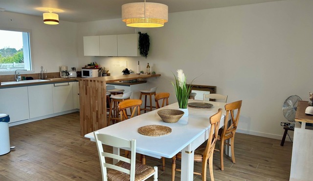 House for 10 people, ideally located between the landing stage, the village and the beaches.