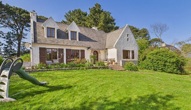 House for 10 with large garden, 250m from the sea