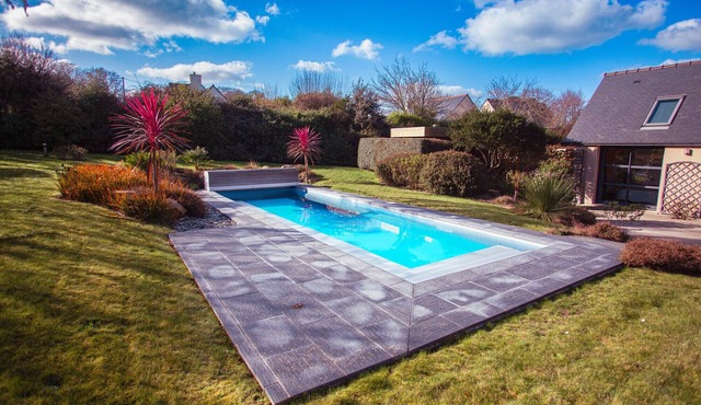 House for 10 with large garden and swimming pool