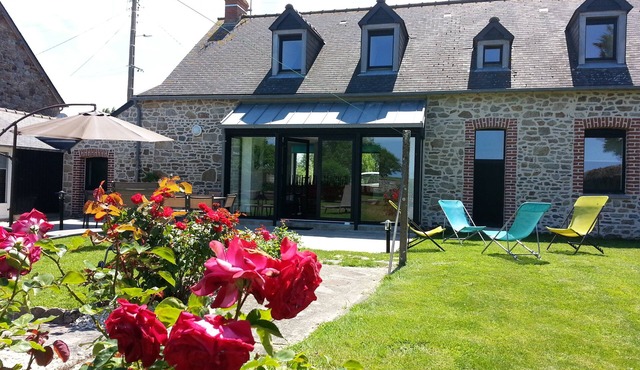 House for 11, facing sea, in "Cherrueix" located directly on Mt Saint Michel Bay