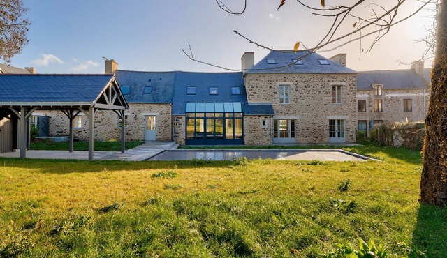 House for 12 with large garden and swimming pool