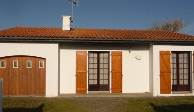 House for 4 near beach, pets allowed